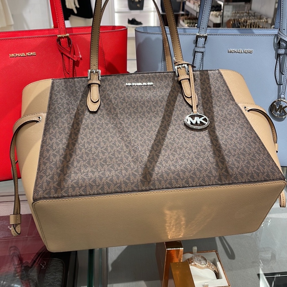 MICHAEL KORS GILLY LARGE DRAWSTRING TRAVEL TOTE SIGNATURE Camel
NWT
NWT - Picture 9 of 16